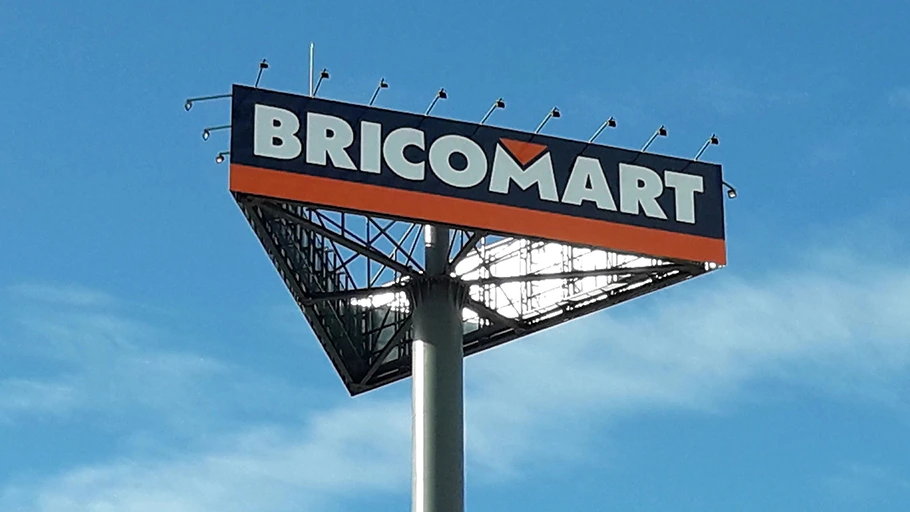 Anuncios en monopostes gigante